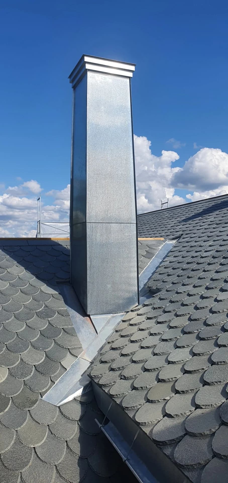 Stor sinkpipe med heldekkende beslag